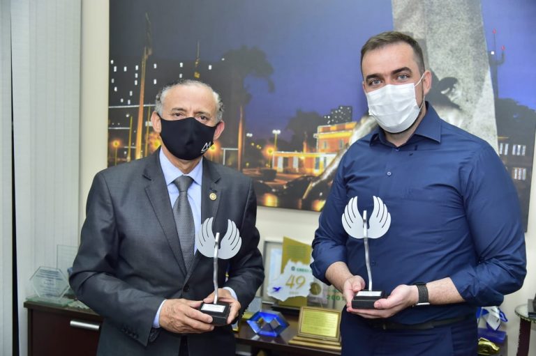 Gustavo Mendanha recebe prêmio de prefeito mais influente de Goiás