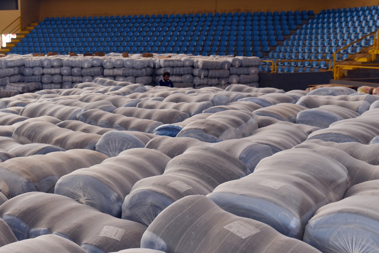 Governo de Goiás começa distribuição de 40 mil cobertores aos municípios