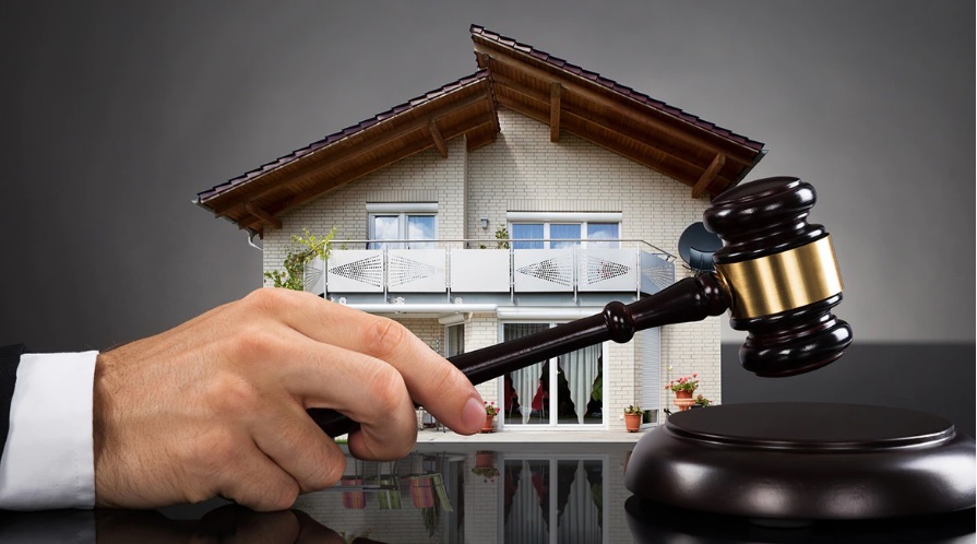 Justiça suspende leilão de imóvel que não teve venda anunciada em jornal local, conforme previsto em contrato