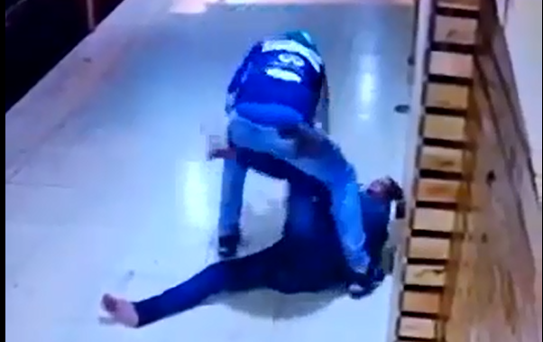 Homem é levado para o Hospital de Urgências de Anápolis após levar aproximadamente 40 facadas em Terezópolis