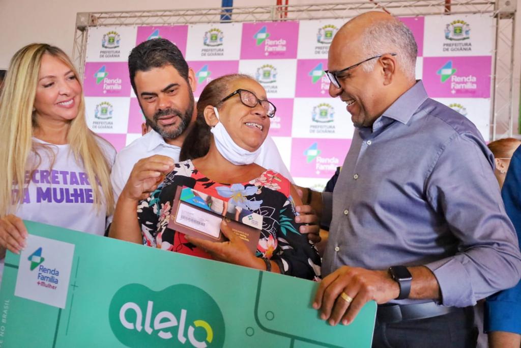 Em apenas quatro dias, Prefeito de Goiânia entrega 2.546 cartões do programa Renda Família + Mulher