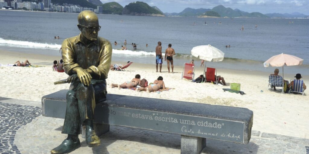Óculos furtados da estátua de Drummond serão repostos em um mês