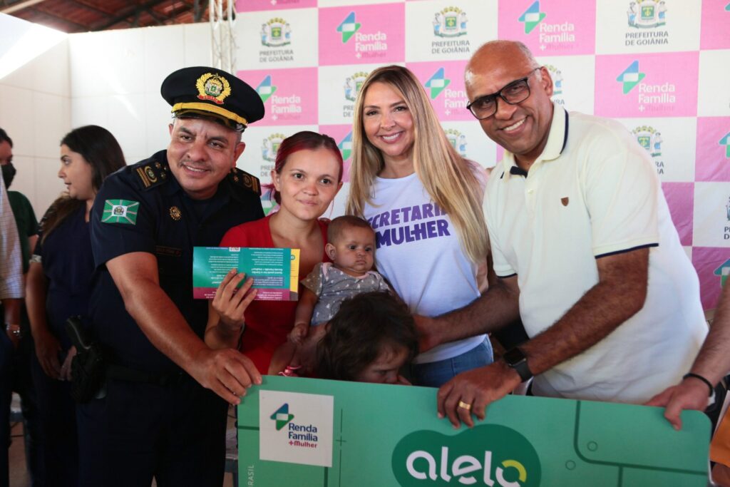 Cartões do Renda Família +Mulher chegam a 1.200 beneficiárias da Região Noroeste, e Rogério Cruz destaca que benefício “garante comida na mesa de quem mais precisa"