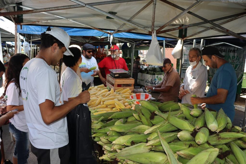 Prefeitura de Goiânia orienta feirantes sobre  acondicionamento correto do lixo, durante programação da Semana da Compostagem 2022