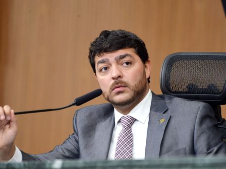 Henrique Arantes entrega de Título de Cidadania Goiana ao presidente da Câmara de Goiânia Romário Policarpo