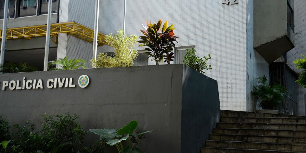 Polícia faz ação contra grupo especializado na venda de drogas no Rio