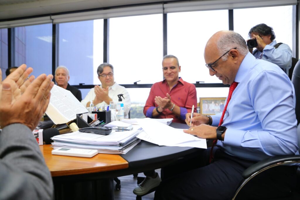 Rogério Cruz declara movimento "Goiânia, capital da MPB ao vivo nos bares" patrimônio cultural, e anuncia monumento em homenagem aos artistas com entrega prevista para  aniversário do município