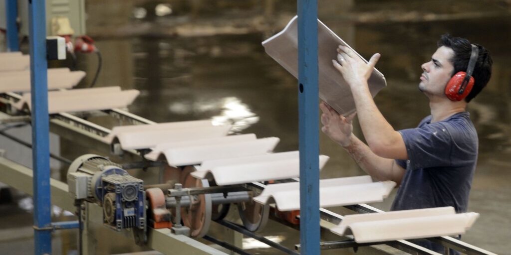 Produtividade da indústria recua 4,6% em 2021, diz CNI