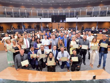 Delegado Humberto Teófilo presta homenagem, em sessão solene, a influenciadores digitais e comunicadores sociais
