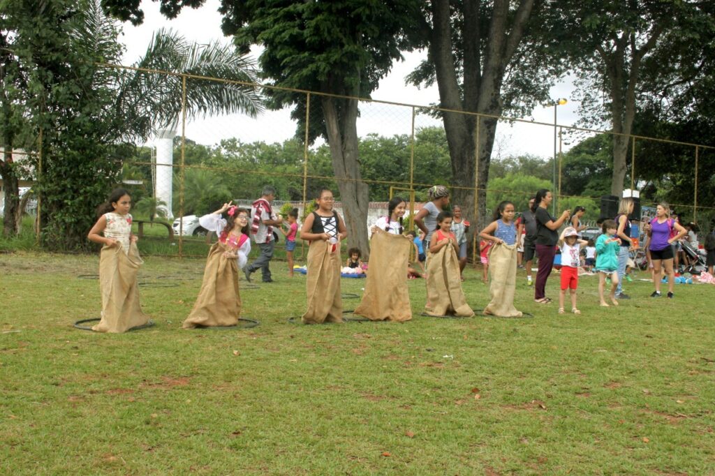 Prefeitura de Goiânia promove festival com brincadeiras tradicionais e prepara ações voltadas para crianças com deficiência, na Vila Redenção