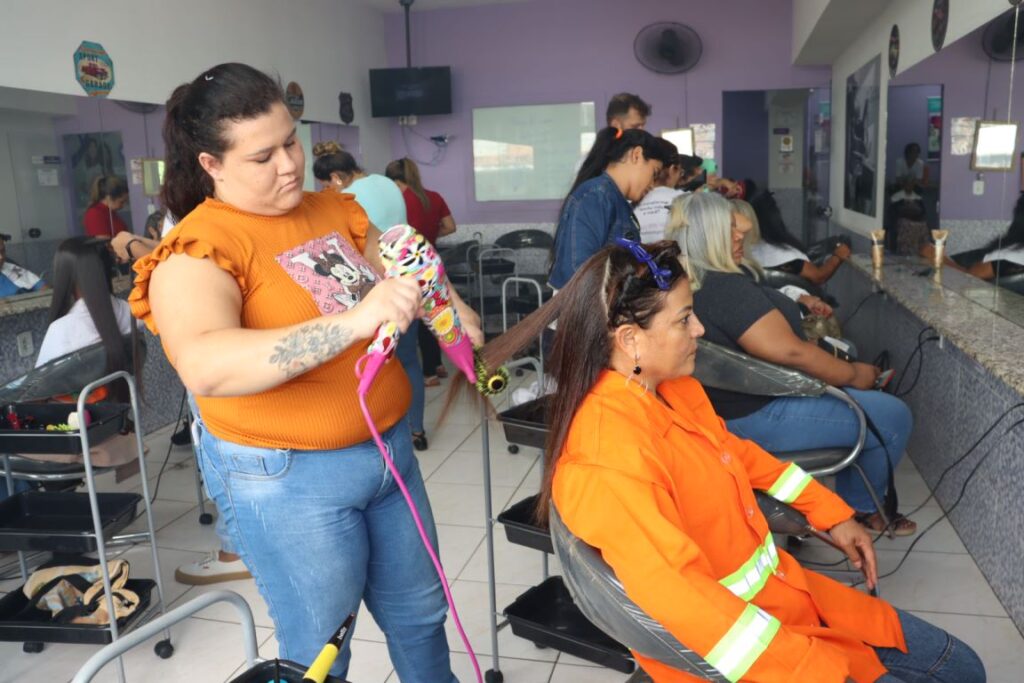Servidoras da Comurg ganham serviços de beleza em comemoração ao Dia das Mães