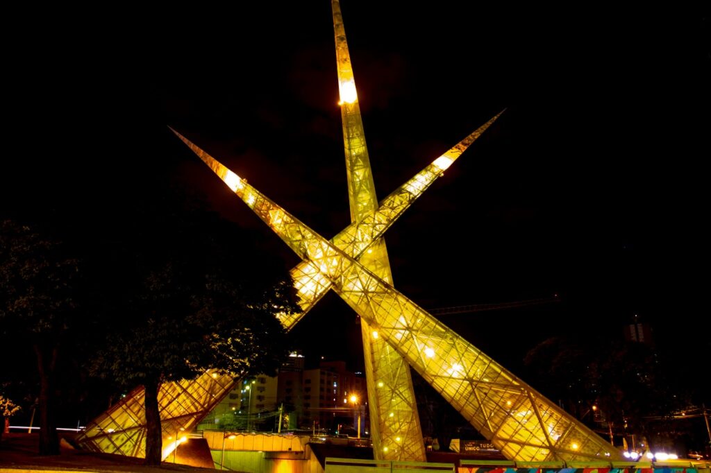 Monumento do Viaduto Latif Sebba recebe iluminação alusiva ao Maio Amarelo, mês de conscientização sobre acidentes no trânsito