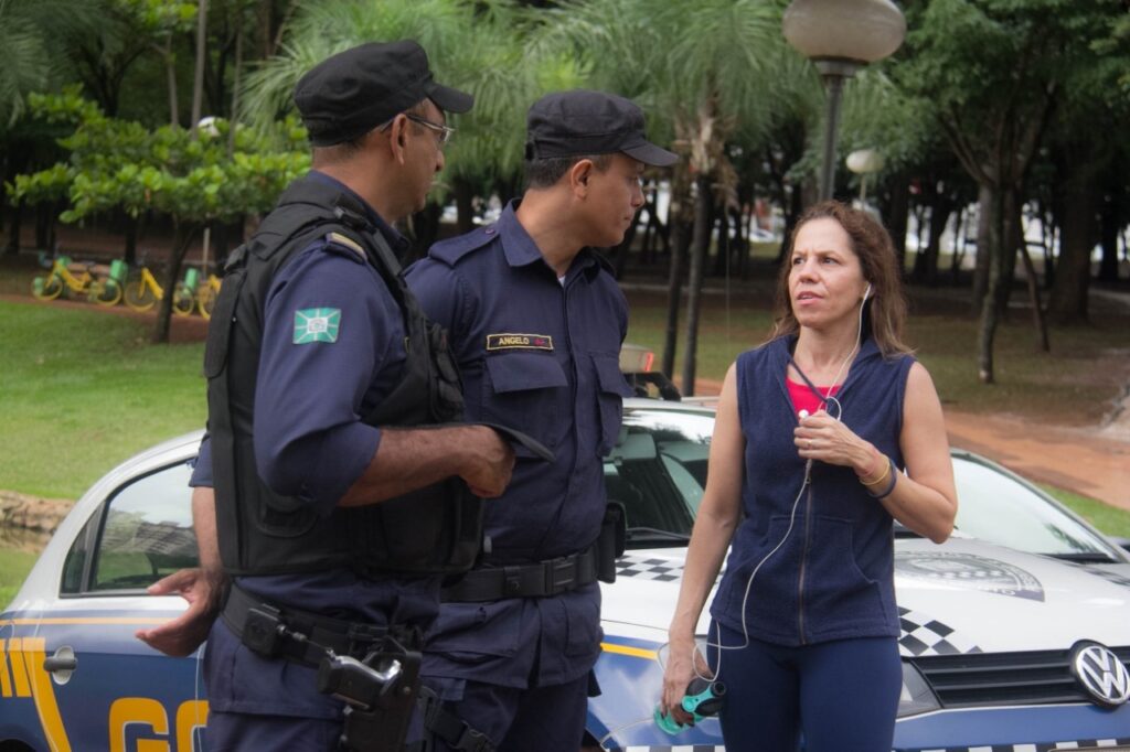 Guarda Civil Metropolitana de Goiânia realiza Blitz das Flores, em homenagem ao Dia das mães
