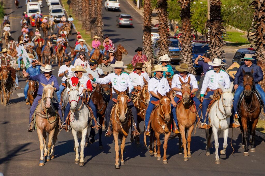 "Estamos voltando a festejar", diz Caiado em cavalgada