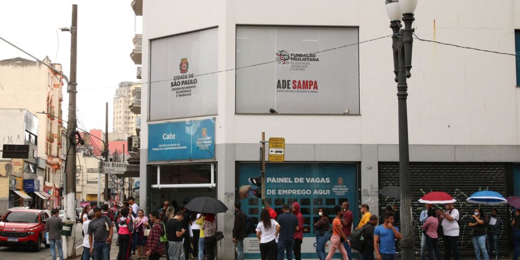 O desafio de conciliar geração de empregos com redução de custos