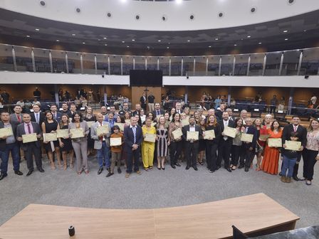 Deputada Delegada Adriana Accorsi promoveu homenagem aos policiais civis, em sessão especial na noite dessa 3ª-feira, 10