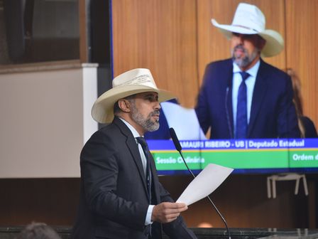 Mesa Diretora promulga lei que beneficia produtores. Amauri e Helio aplaudem a decisão de isenção das multas relativas à GTA