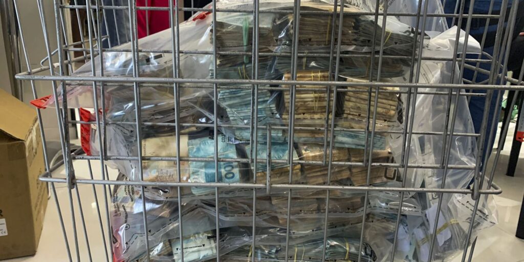 Justiça mantém prisão de delegada flagrada com R$ 1,7 milhão