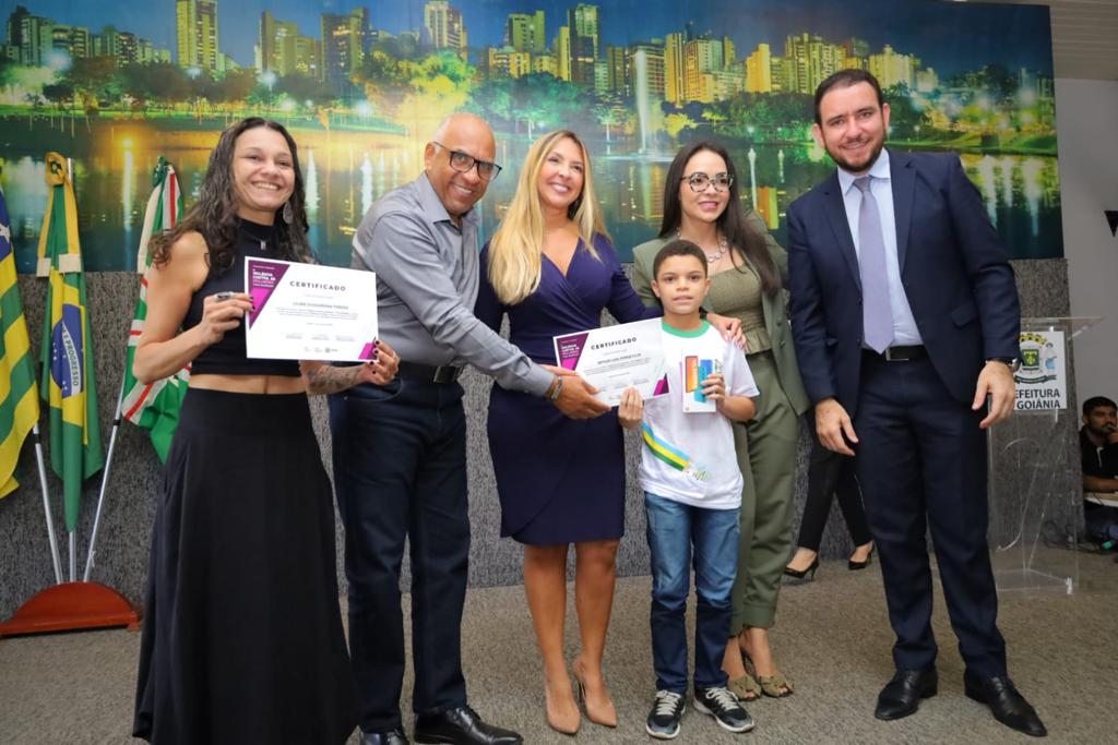 "Poder público deve proporcionar transformação social por meio da educação", afirma Rogério Cruz ao premiar estudantes vencedores do concurso de redação sobre violência contra a mulher