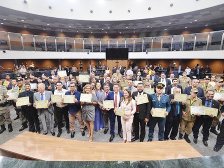 Por iniciativa de Julio Pina, Alego homenageou, na 6ª-feira, 13, dezenas de profissionais com o Mérito Legislativo