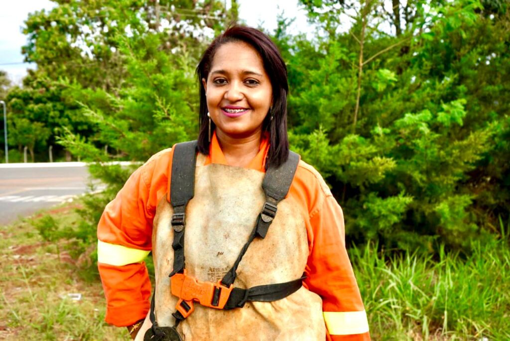 Gari universitária carrega equipamento de 6 kg nas costas e concilia trabalho com estudos