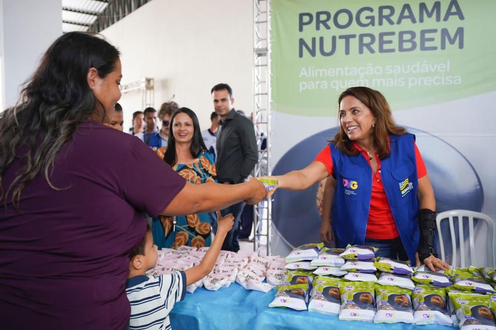 Aluguel Social: Gracinha Caiado entrega 500 cartões a famílias de Planaltina de Goiás
