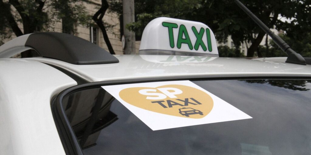 Capital paulista desobriga uso de máscaras em táxis e carros de app