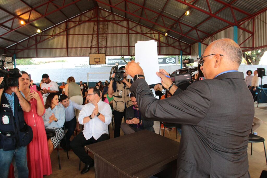 Rogério Cruz sanciona leis para reajuste salarial de professores e servidores municipais administrativos, e afirma que "gestão não mede esforços para valorizar categorias e aprimorar Educação"