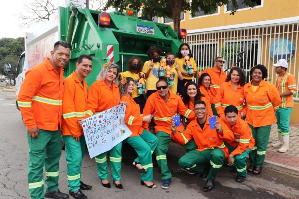 No Dia Nacional do Gari, colaboradores da Comurg recebem homenagem de crianças da LBV