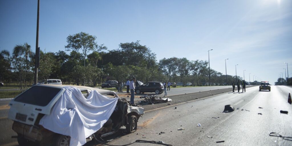 Em 2021, 5 mil pessoas morreram em 64 mil acidentes de carro