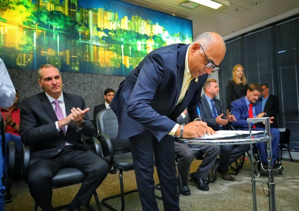 Rogério Cruz sanciona plano de carreira dos agentes de saúde e anuncia projeto para adoção do piso nacional