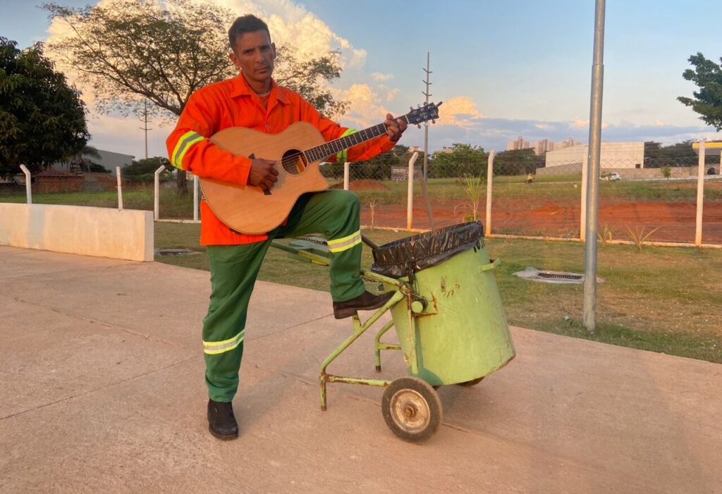 Gari da Comurg e cantor: servidor leva sertanejo a bares e restaurantes da capital