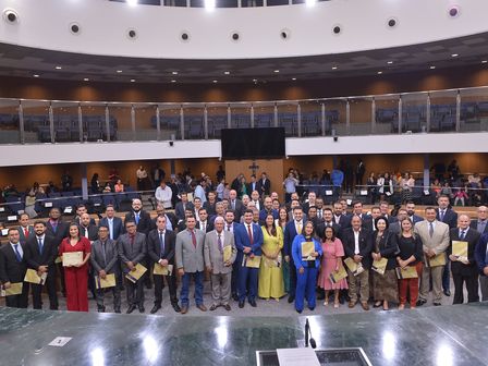 Deputado Cairo Salim homenageou vereadores de vários municípios goianos na noite dessa terça-feira, 17