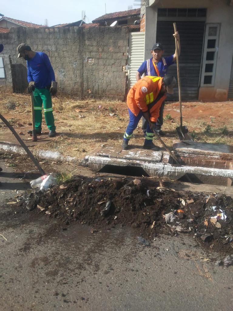 Prefeitura de Goiânia faz limpeza de bocas de lobo, reparos em iluminação e reconstrução asfáltica em 31 bairros, nesta quarta (18/05)