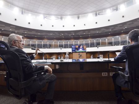 Plenário aprova em 1ª fase matérias de deputados e do Executivo