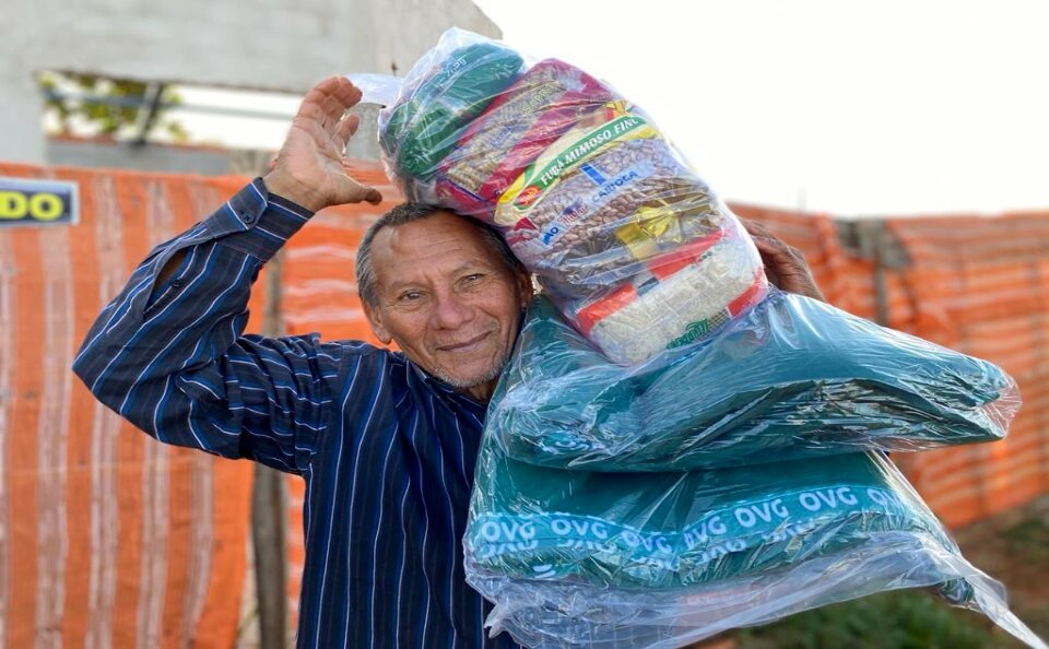 Gracinha Caiado entrega de cobertores na Região Metropolitana