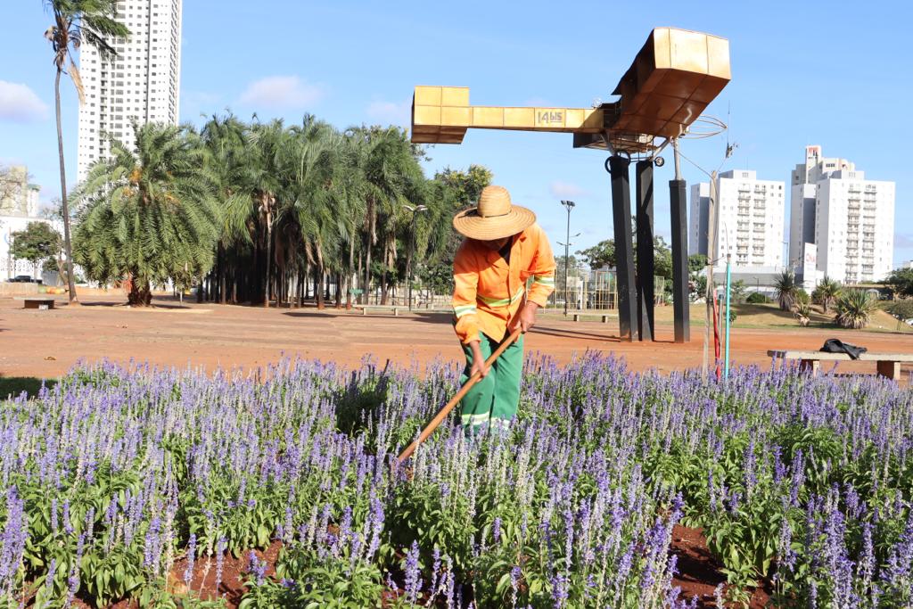 Prefeitura de Goiânia destaca 70 colaboradores para manutenção de praças em 25 pontos da capital, nesta quinta-feira (19/05)