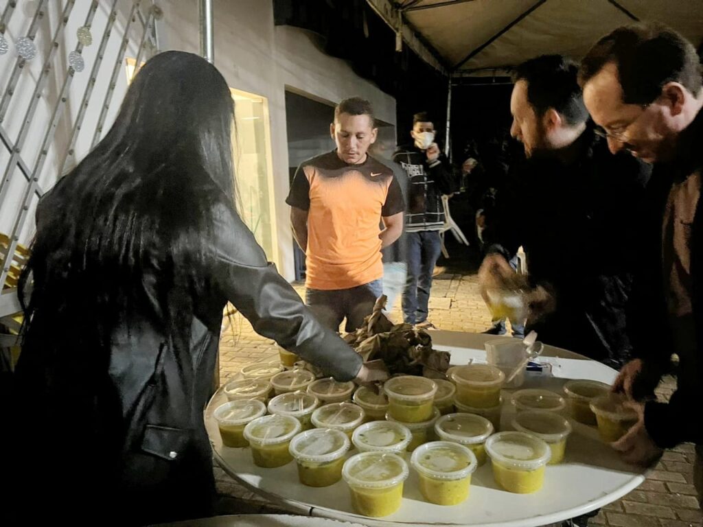 Em terceiro dia de ação contra frio, Prefeitura de Goiânia participa da distribuição de sopão, e otimiza espaço para acolhimento à população de rua, que passa a ter acesso a colchões e travesseiros