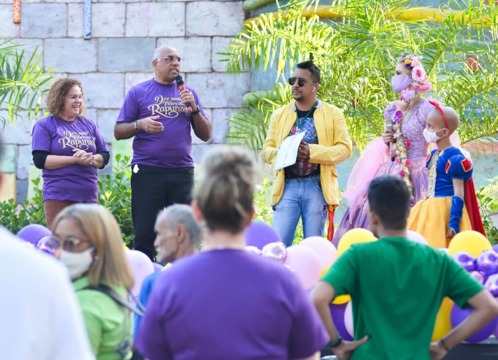 Rogério Cruz participa de campanha, no Parque Mutirama, para doação de cabelos a mulheres e crianças em tratamento contra o câncer