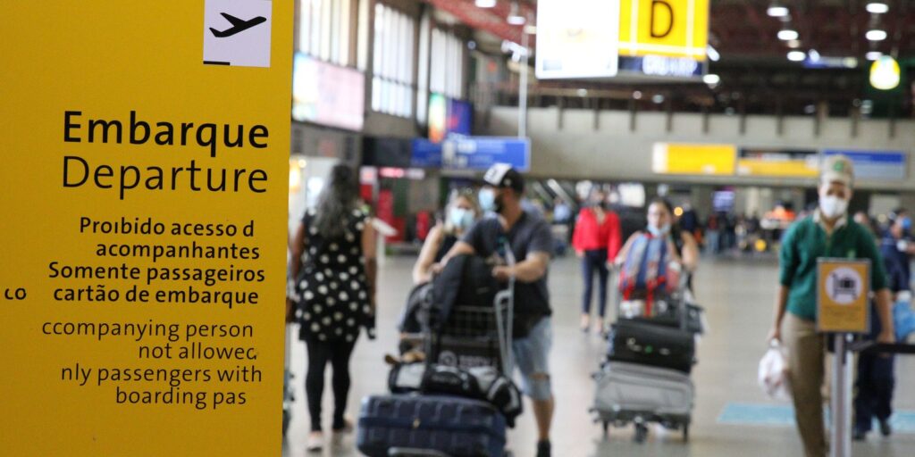 Serviço de bordo em voos nacionais começa a ser retomado neste domingo