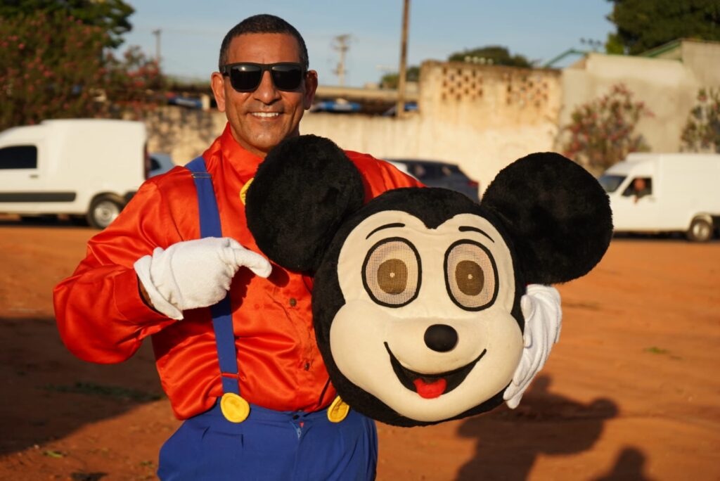 Gari da coletiva seletiva se veste de personagens animados para alegrar crianças e idosos em hospitais e casas de apoio da capital