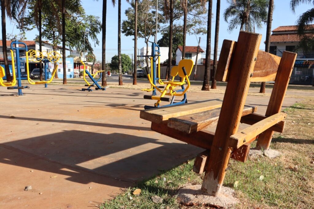 Em 120 dias, Prefeitura de Goiânia instala 220 bancos de madeiras, feitos com material reciclado, em praças públicas
