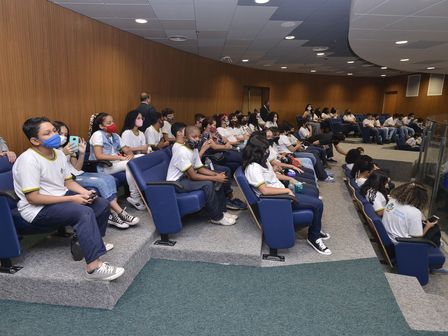 Na 2ª edição após a sua retomada, projeto Escola no Legislativo recebe alunos do Colégio Estadual Agenor Cardoso de Oliveira