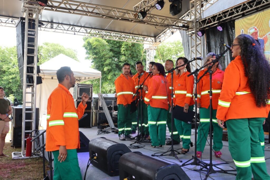 Formado por garis, Coral Vozes da Comurg se apresenta neste sábado (28/05), no projeto Viver Cidades