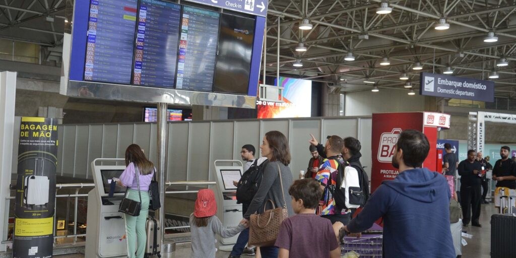 Monitor de publicidade exibe imagens pornográficas no Santos Dumont