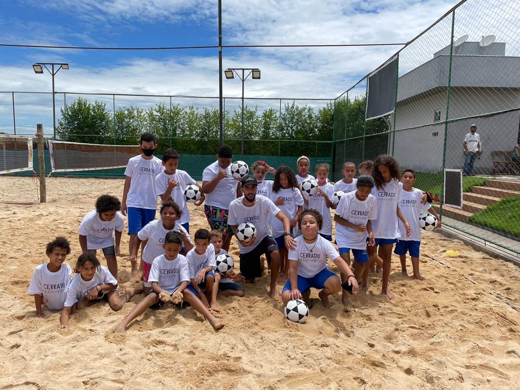 Alunos de escolas municipais de Goiânia participam de oficinas gratuitas de beach tennis, futevôlei e vôlei na areia, neste sábado (28/05)