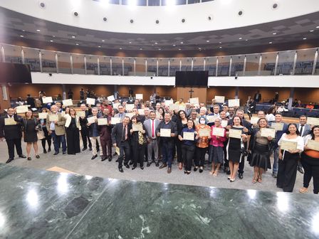 Por propositura de Julio Pina, Alego homenageou pessoas que prestam trabalho nas áreas da Saúde e Assistência Social