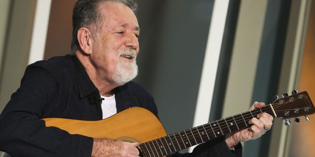 Sem Censura desta semana recebe o cantor Clayton Aguiar