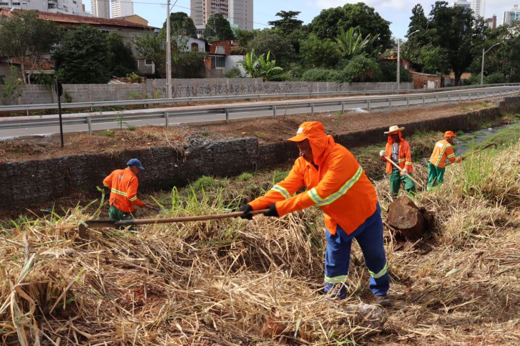 Prefeitura de Goiânia intensifica limpeza de leitos e retirada de entulhos dos córregos Botafogo e Cascavel