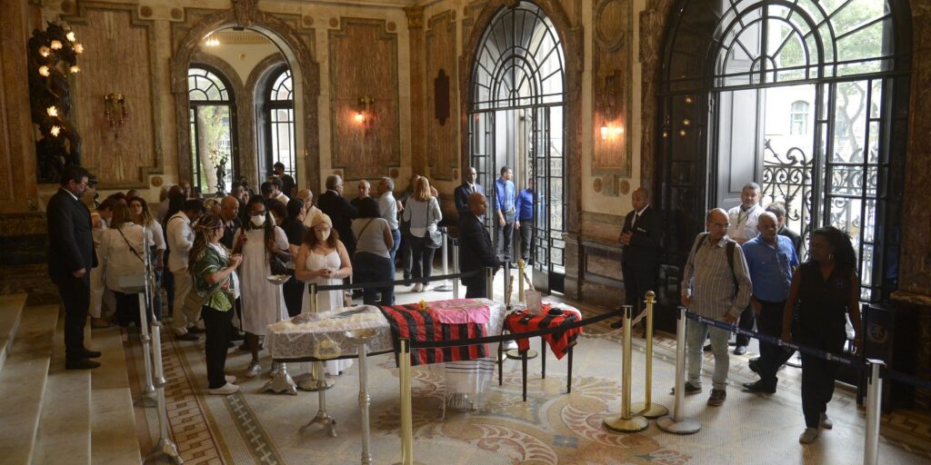 Fãs, parentes e amigos despedem-se de Milton Gonçalves no Municipal